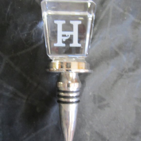 CLEAR GLASS WITH LASER ETCHED "H" IN CENTER BOTTLE STOPPER SIMPLE ELEGANCE - Picture 2 of 6